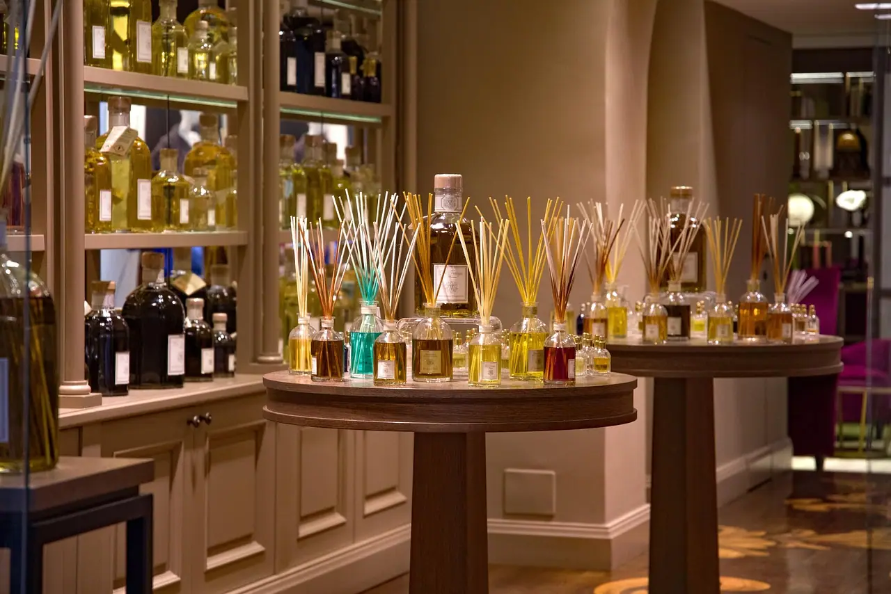 Intérieur de boutique, flacons présentés sur des tables rondes