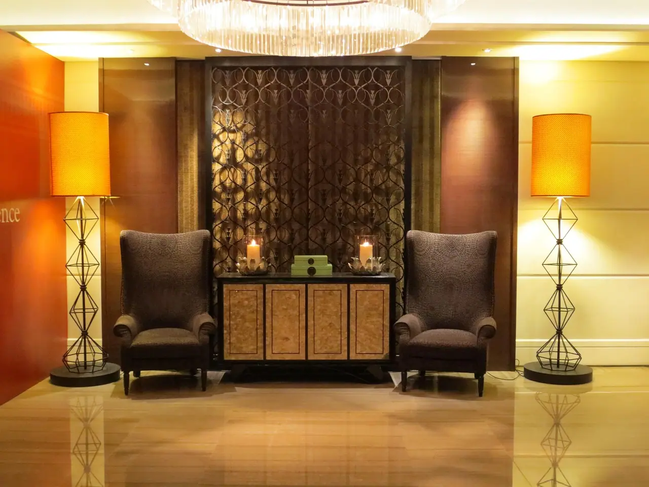 Hall d'hôtel avec fauteuils et lampes à la lumière chaude